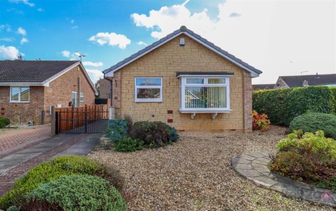 2 bed property, in Watkinson Gardens, £240,000
