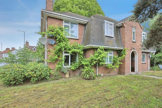 1 bed property, in Heigham Street, £100,000