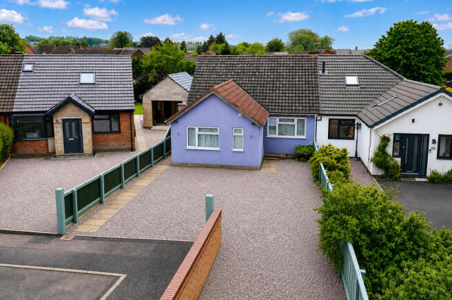 4 bed property, in The Roundway, £425,000