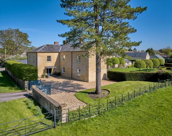 9 bed property, in Court Farm House, £2,424,000