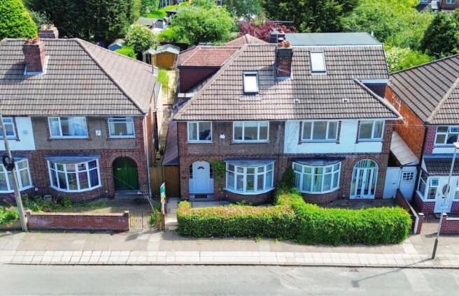 4 bed property, in Greenhill Road, £300,000