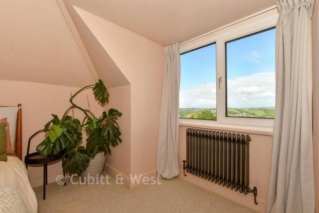 3 bed property, in Westfield Crescent, £550,000