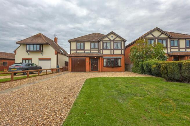 4 bed property, in Baxter Gardens, £320,000