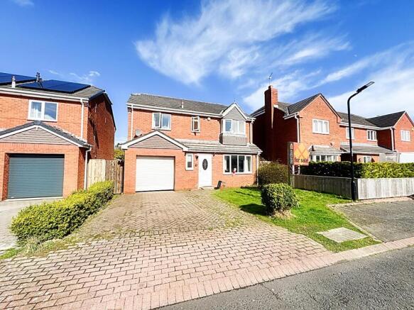 4 bed property, in Fairways, £470,000