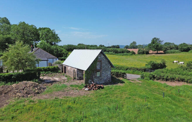 3 bed property, in Coc-Y-North Lane, £200,000