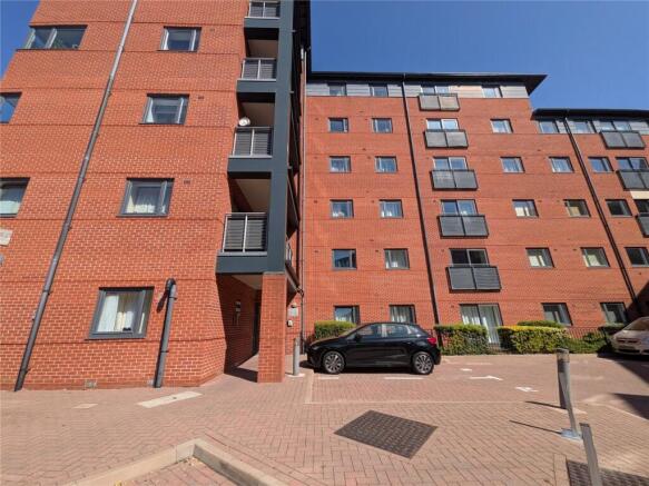 2 bed property, in Broad Gauge Way, £90,000