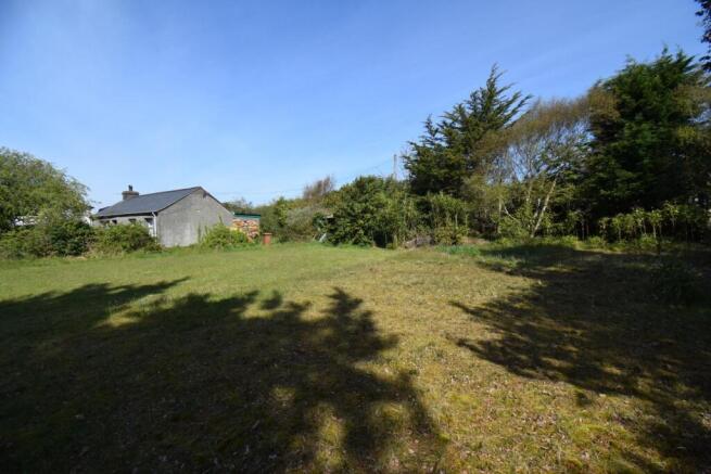 2 bed property, in Beach Road, £150,000