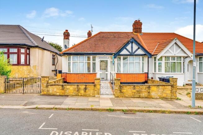 4 bed property, in Hamilton Avenue, £600,000