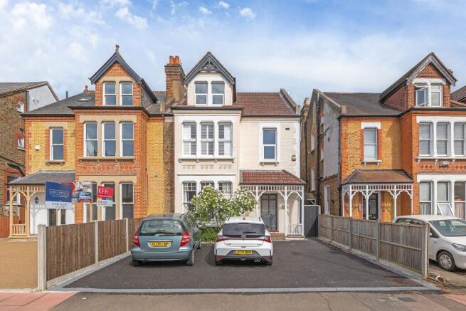 1 bed property, in Queens Road, £300,000