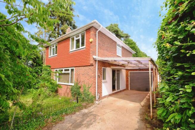 4 bed property, in Admirals Close, £360,000