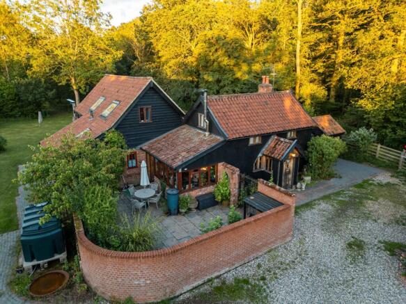 5 bed property, in Yaxley Road, £775,000