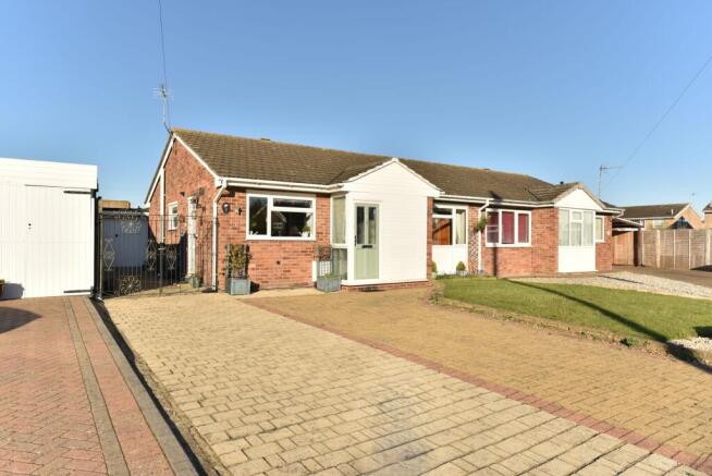 2 bed property, in Leechcroft, £300,000