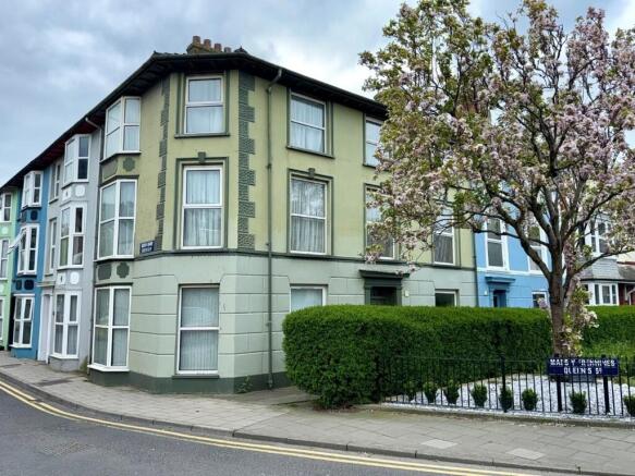4 bed property, in Queens Square, £285,000