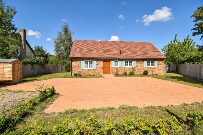 3 bed property, in Streetly End, £450,000