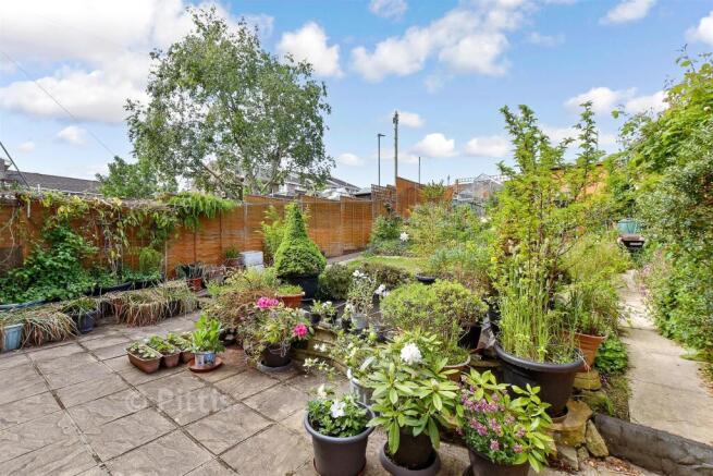 3 bed property, in Hookes Way, £210,000