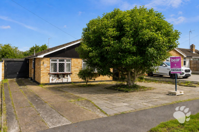 3 bed property, in Highcliffe Road, £400,000
