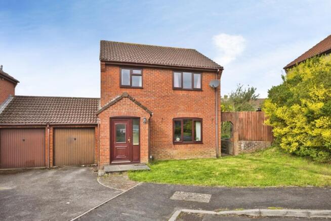 3 bed property, in Deerswood Gardens, £250,000