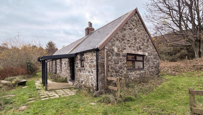 2 bed property, in Nr Cornhill, £240,000