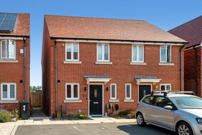 2 bed property, in Baker Close, £325,000