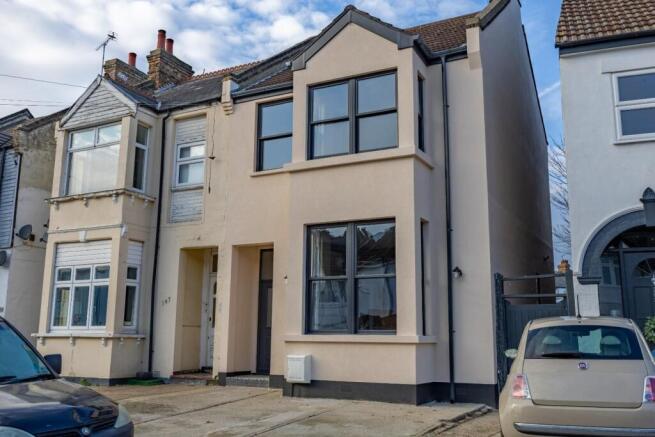 4 bed property, in Elm Road, £660,000