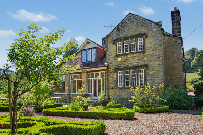 3 bed property, in Lodge, £800,000
