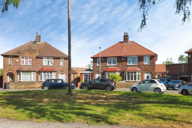 3 bed property, in Lilac Crescent, £340,000