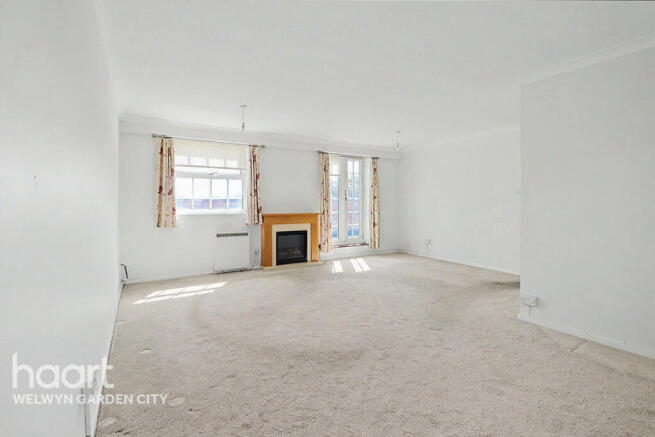 3 bed property, in Fretherne Road, £300,000