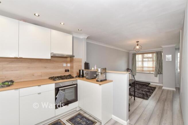 2 bed property, in Falcon Way, £250,000