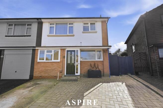 4 bed property, in Merryfield Approach, £425,000