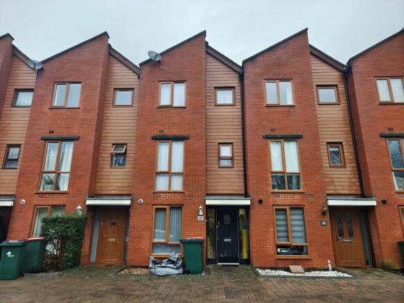 5 bed property, in 57 Commonwealth Drive, £460,000