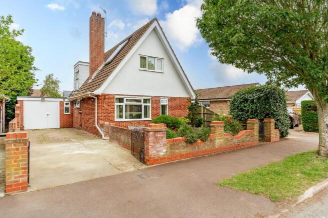 3 bed property, in Firs Avenue, £300,000