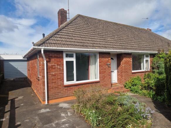 2 bed property, in Elmfield Crescent, £275,000