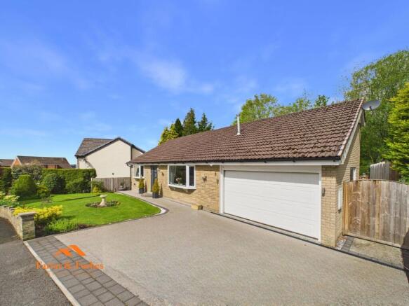 2 bed property, in Deepdale Drive, £325,000
