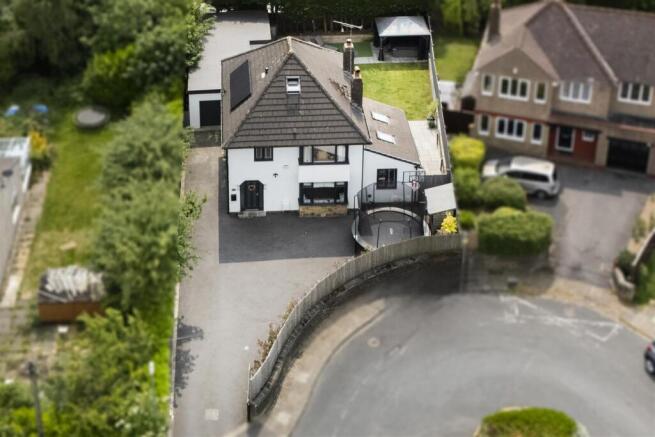 5 bed property, in Acre House Avenue, £650,000
