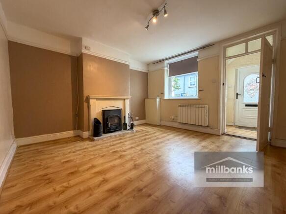3 bed property, in New North Road, £160,000