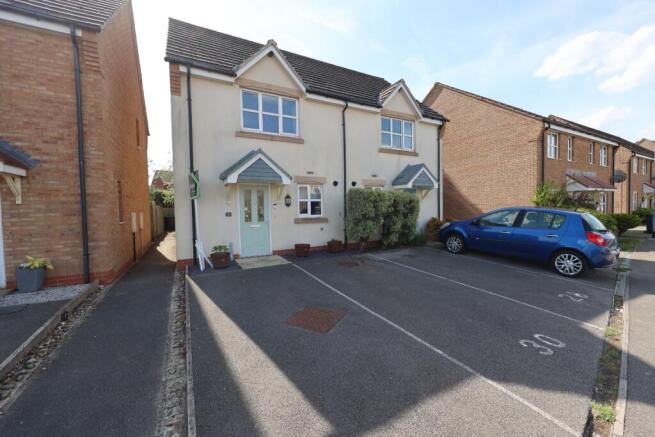 2 bed property, in Bishops Gate, £170,000