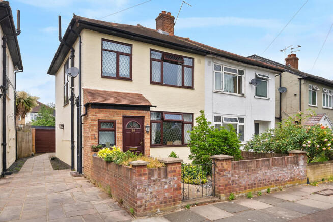 3 bed property, in Alton Gardens, £650,000
