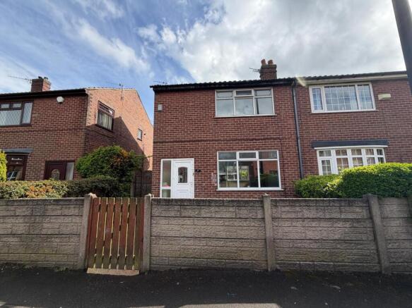 3 bed property, in Ellesmere Road, £125,000
