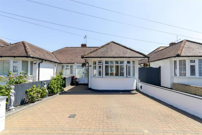 4 bed property, in Woodlands Avenue, £700,000