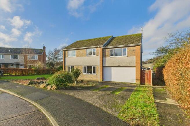 5 bed property, in Meadowfield, £425,000