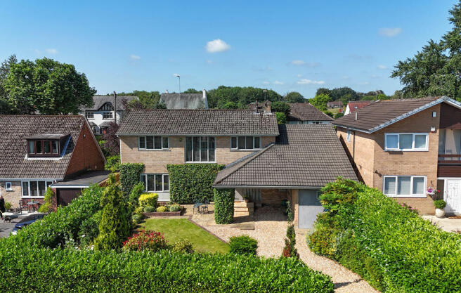 5 bed property, in Highfield Drive, £600,000