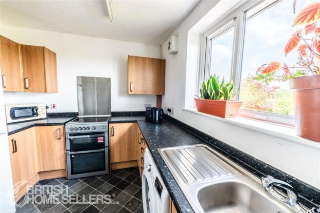 1 bed property, in Meadow Close, £97,000