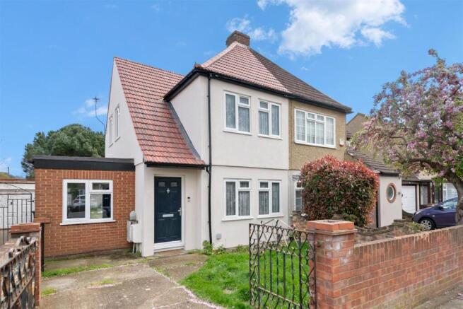 4 bed property, in Cherry Grove, £490,000