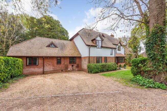 6 bed property, in Queen's Road, £850,000