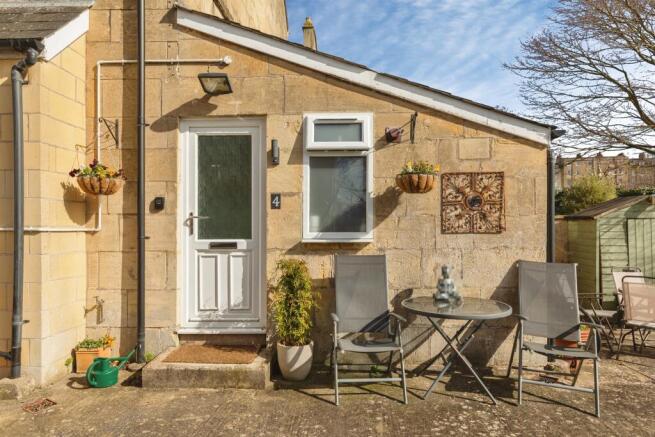 1 bed property, in Bloomfield Avenue, £200,000