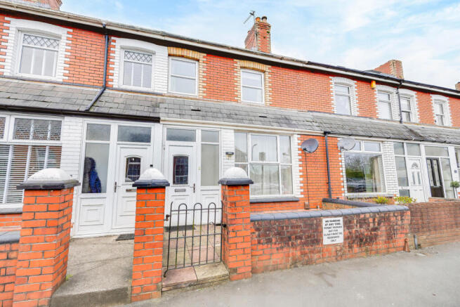2 bed property, in Glan-Y-Nant Road, £325,000