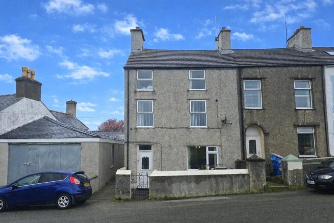 6 bed property, in Porth Y Felin, £215,000
