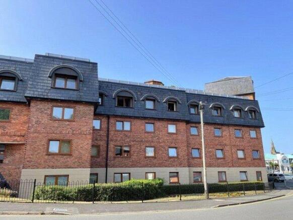 2 bed property, in St. Giles Court, £130,000