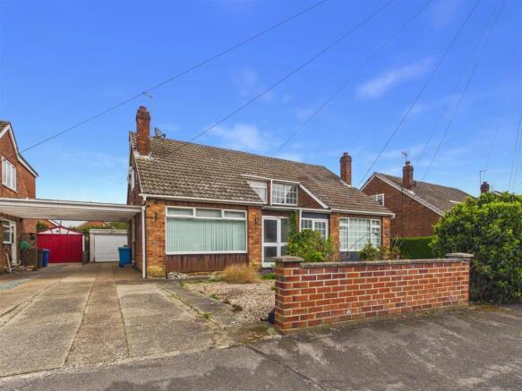 2 bed property, in Randsfield Avenue, £150,000
