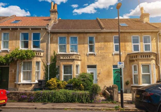 3 bed property, in 8 Locksbrook Road, £275,000